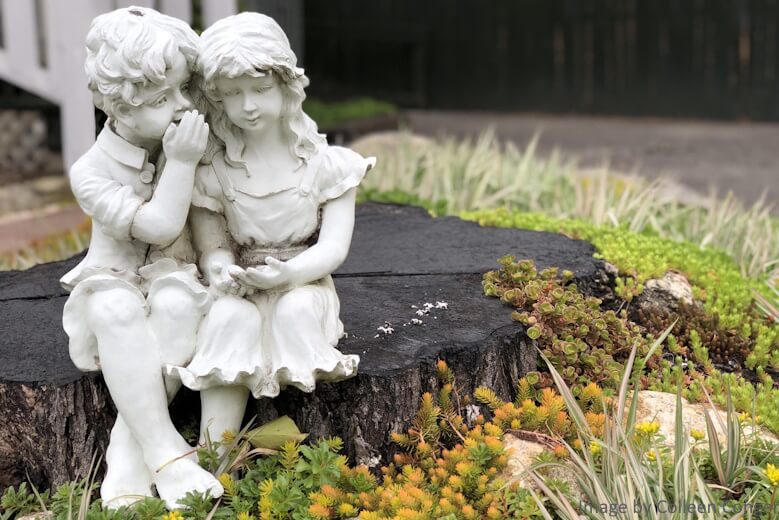 Statues of whipering children